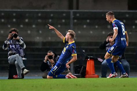 Verona score dramatic late winner to stun Roma in five